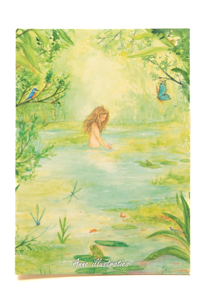 Postkarte Wassernymphe von Anne Gies A6: eine Gestalt mit langem Haar steht in einem grünen Waldsee zwischen Seerosen und Schilf, ein Eisvogel und ein Schmetterling schauen zu
