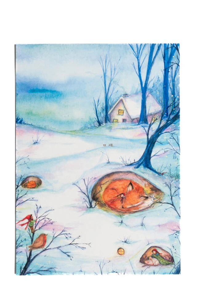 Postkarte Winterschlaf von Anne Gies A6: ein Fuchs liegt zusammengerollt in einer Schneemulde und schläft, Rotkehlchen schauen zu, im Hintergrund ein kleines Haus