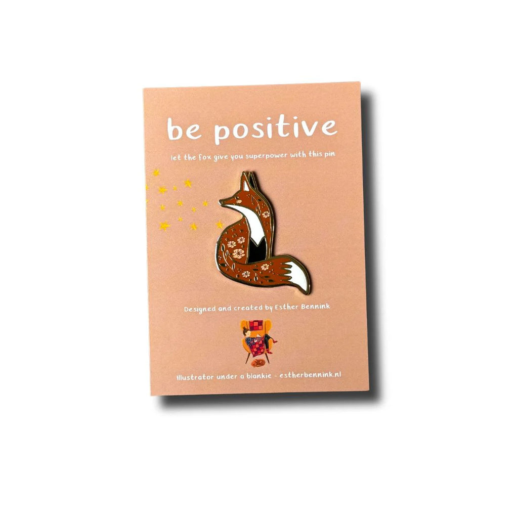 Emaille-Pin Fuchs be positive von Esther Bennink, Emaille-Pin Fuchs auf einer rosa Karte mit dem Spruch be positive