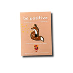 Emaille-Pin Fuchs be positive von Esther Bennink, Emaille-Pin Fuchs auf einer rosa Karte mit dem Spruch be positive