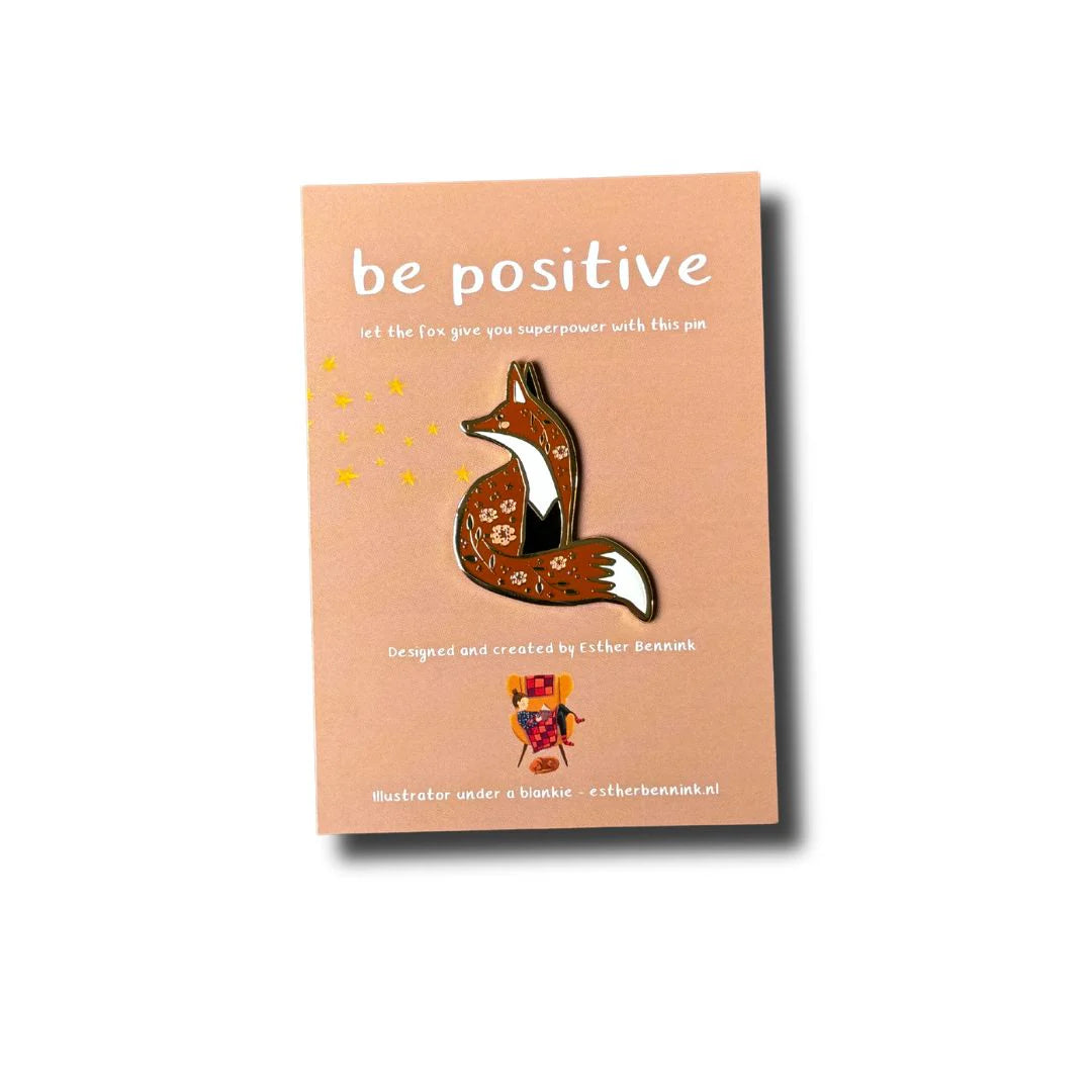 Emaille-Pin Fuchs be positive von Esther Bennink, Emaille-Pin Fuchs auf einer rosa Karte mit dem Spruch be positive