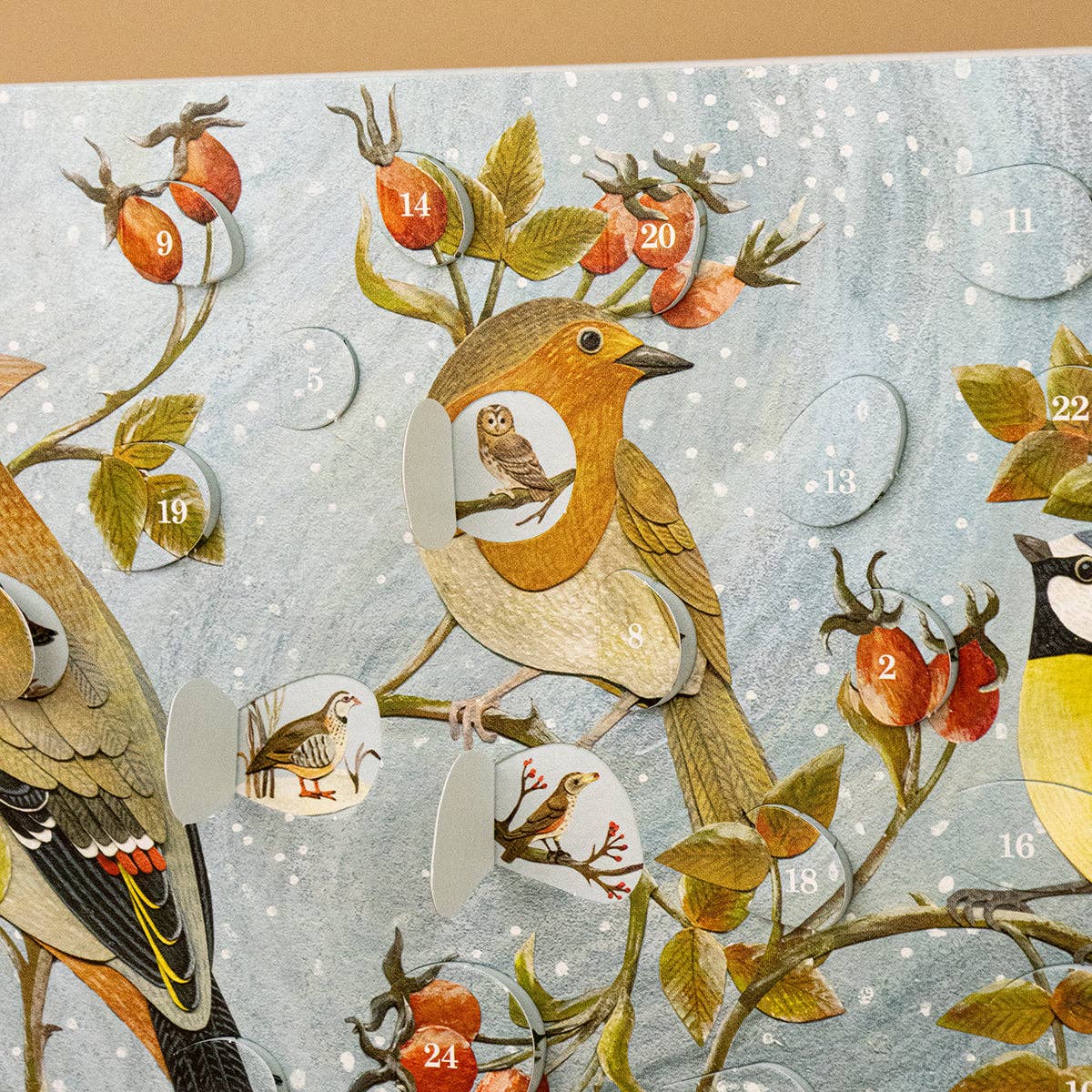 Adventskalender-Karte Winterhecke von Alice Melvin, Detail mit Türchen