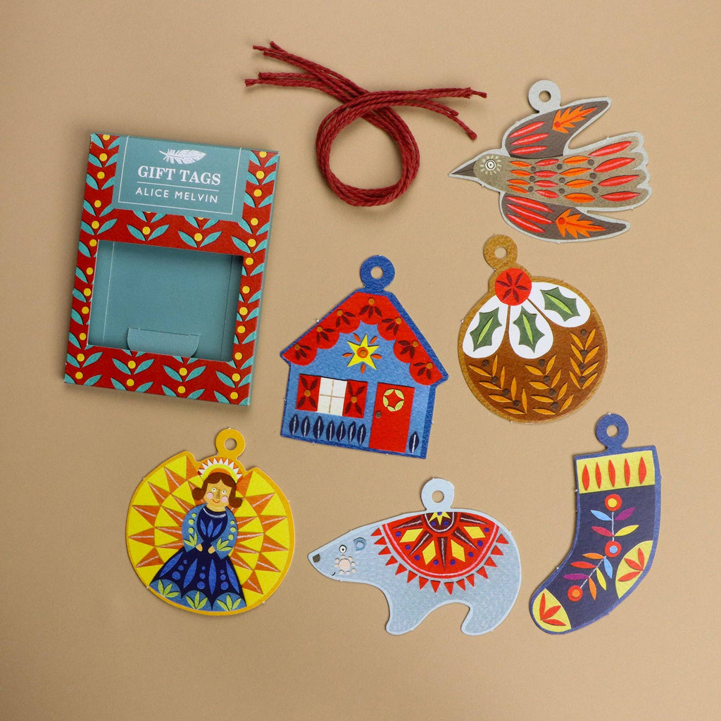 Geschenkanhänger Baumschmuck von Alice Melvin, sechs Anhänger mit Vogel, Haus, Weihnachtspudding, Eisbär, Strumpf und Figur samt Bindfaden