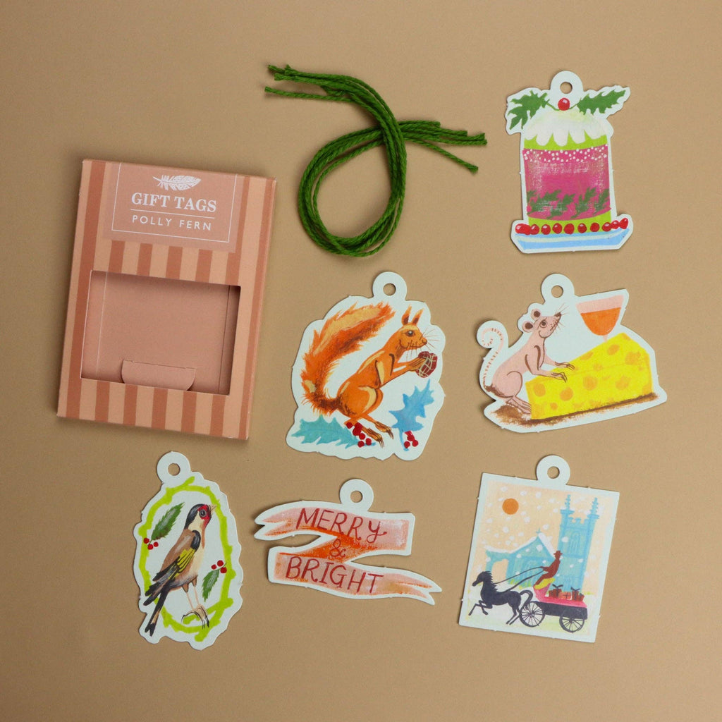 Geschenkanhänger Festtage von Polly Fern, sechs Weihnachtsanhänger mit Eichhörnchen, Vögeln und Festtagskuchen samt Bindfaden