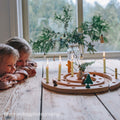 Grimm's Festtagsspirale Natur, die Festtagsspirale besteht aus acht Elementen aus geöltem Erlenholz mit insgesamt 24 Löchern