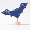 Grimm's Steckfigur Fledermaus, die dunkelblaue Fledermaus breitet ihre Flügel aus