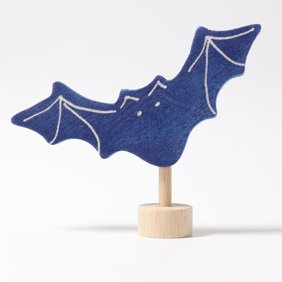 Grimm's Steckfigur Fledermaus, die dunkelblaue Fledermaus breitet ihre Flügel aus