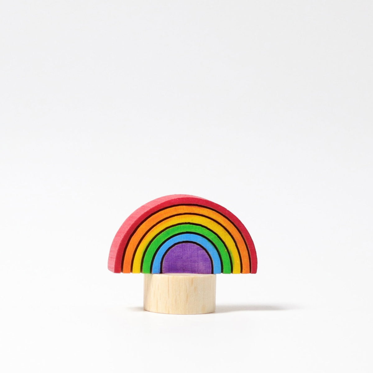 Grimm's Steckfigur Regenbogen, der kleine Regenbogen leuchtet in allen Farben auf seinem Holzfuß