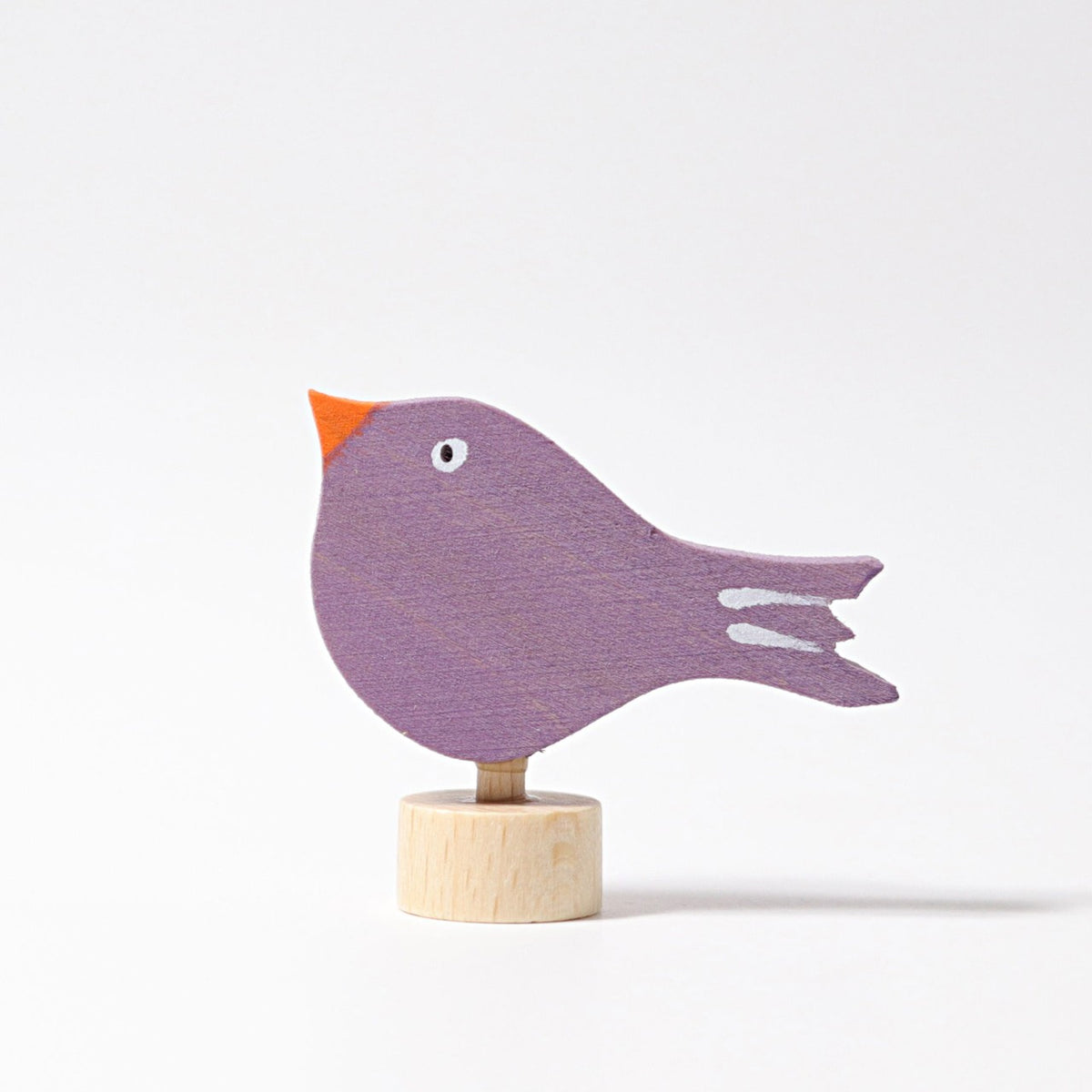 Grimm's Steckfigur sitzender Vogel, der violette Vogel sitzt ruhig auf seinem Holzfuß