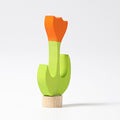 Grimm's Steckfigur Tulpe orange, die orange Tulpe steht auf grünem Stiel und ist aus Lindenholz handbemalt