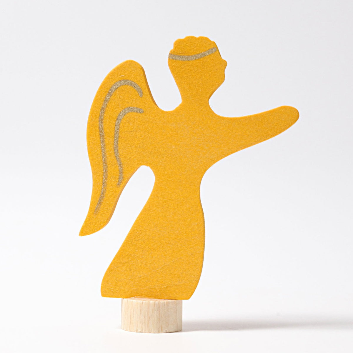 Grimm's Steckfigur Engel, der gelbe Engel breitet die Flügel aus und steht auf einem Holzfuß