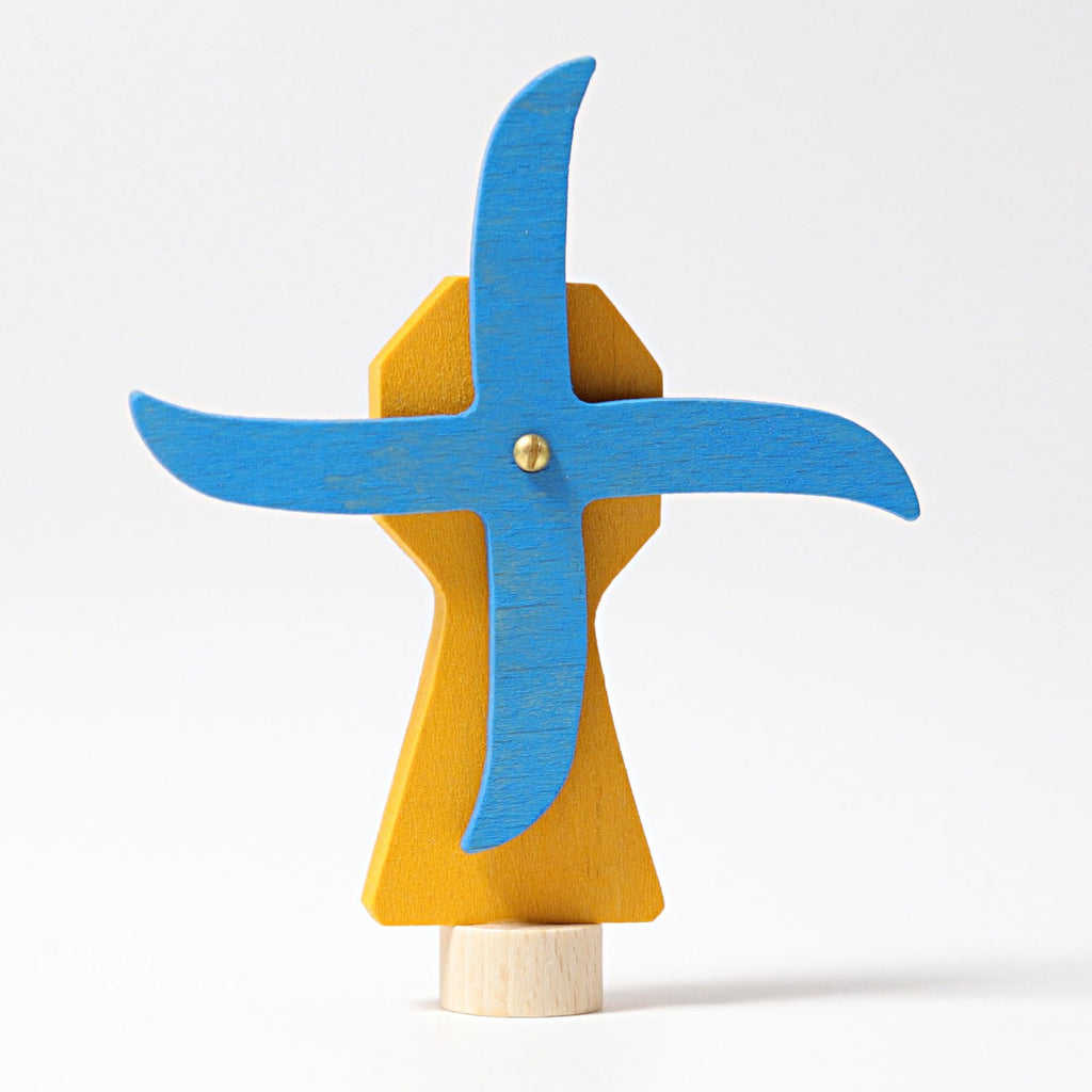 Grimm's Steckfigur Windmühle, die Windmühle hat blaue Flügel und einen gelben Turm