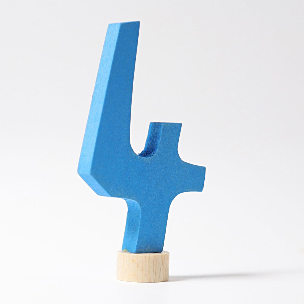 Grimm's Zahlenstecker Anthroposophische 4, die 4 ist aus Lindenholz und hellblau lasiert