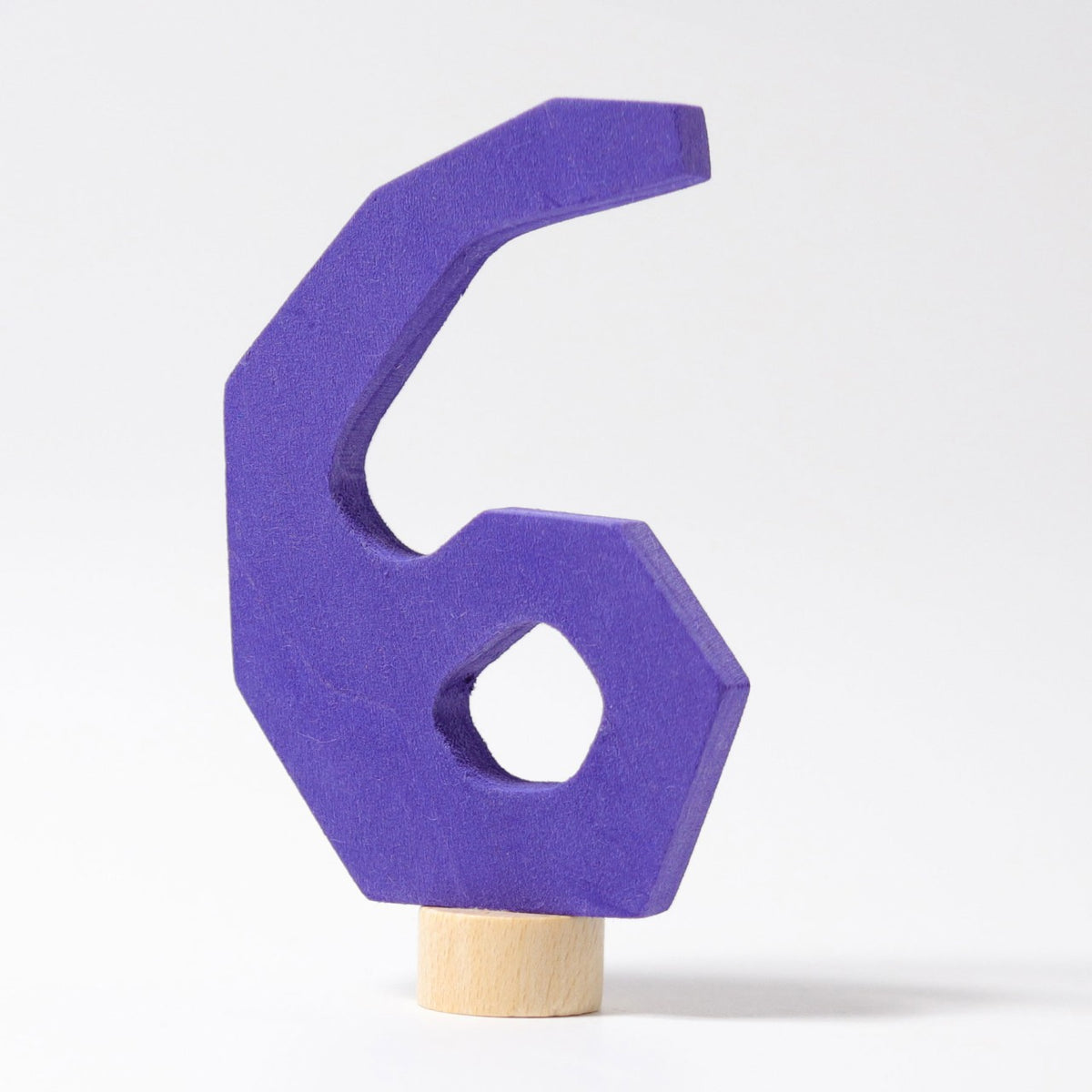 Grimm's Zahlenstecker Anthroposophische 6, die 6 ist aus Lindenholz und violett lasiert