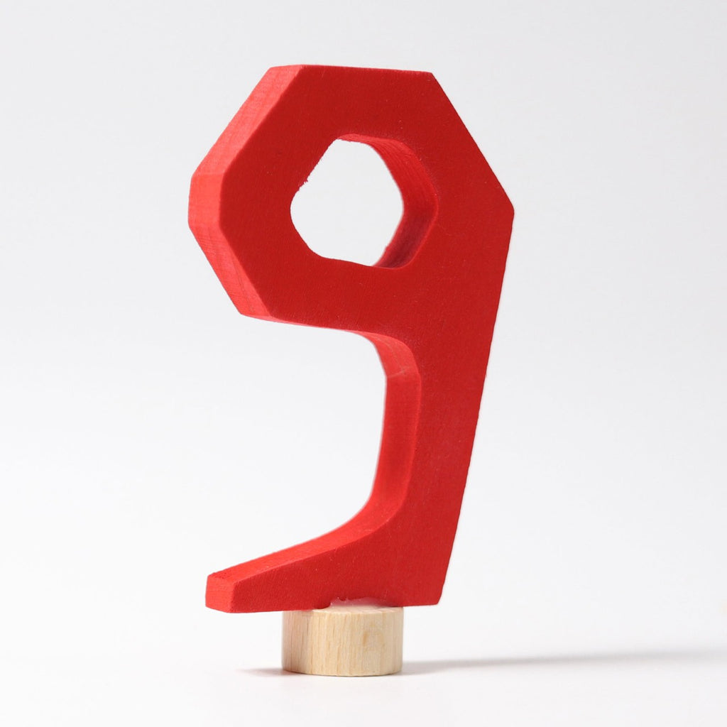 Grimm's Zahlenstecker Anthroposophische 9, die 9 ist aus Lindenholz und rot lasiert