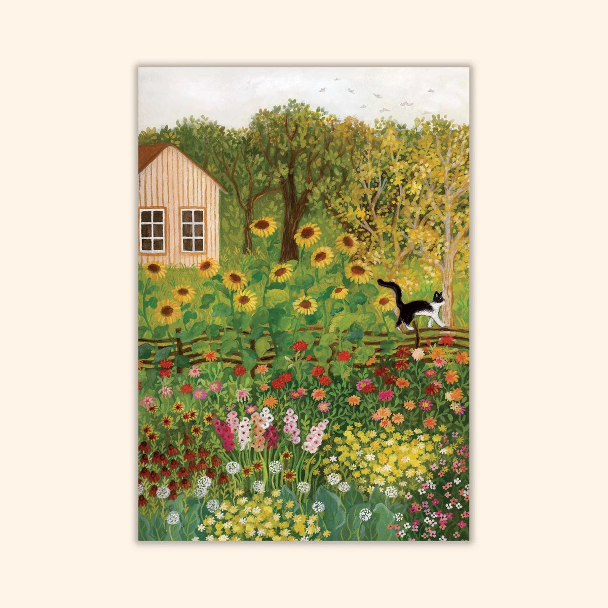 Postkarte Augusttage von Asia Spettel A6: eine Wildblumenwiese mit Sonnenblumen und Stockrosen vor einem Holzhaus, eine Katze auf dem Zaun