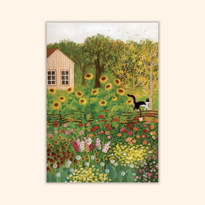 Postkarte Augusttage von Asia Spettel A6: eine Wildblumenwiese mit Sonnenblumen und Stockrosen vor einem Holzhaus, eine Katze auf dem Zaun
