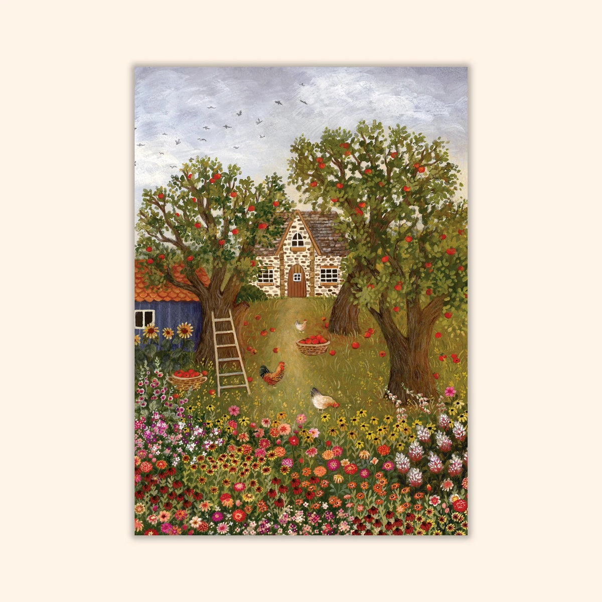 Postkarte Gartenhaus von Asia Spettel A6: ein Häuschen zwischen Apfelbäumen mit Leiter und Erntekorb, Hühner und bunte Blumenbeete