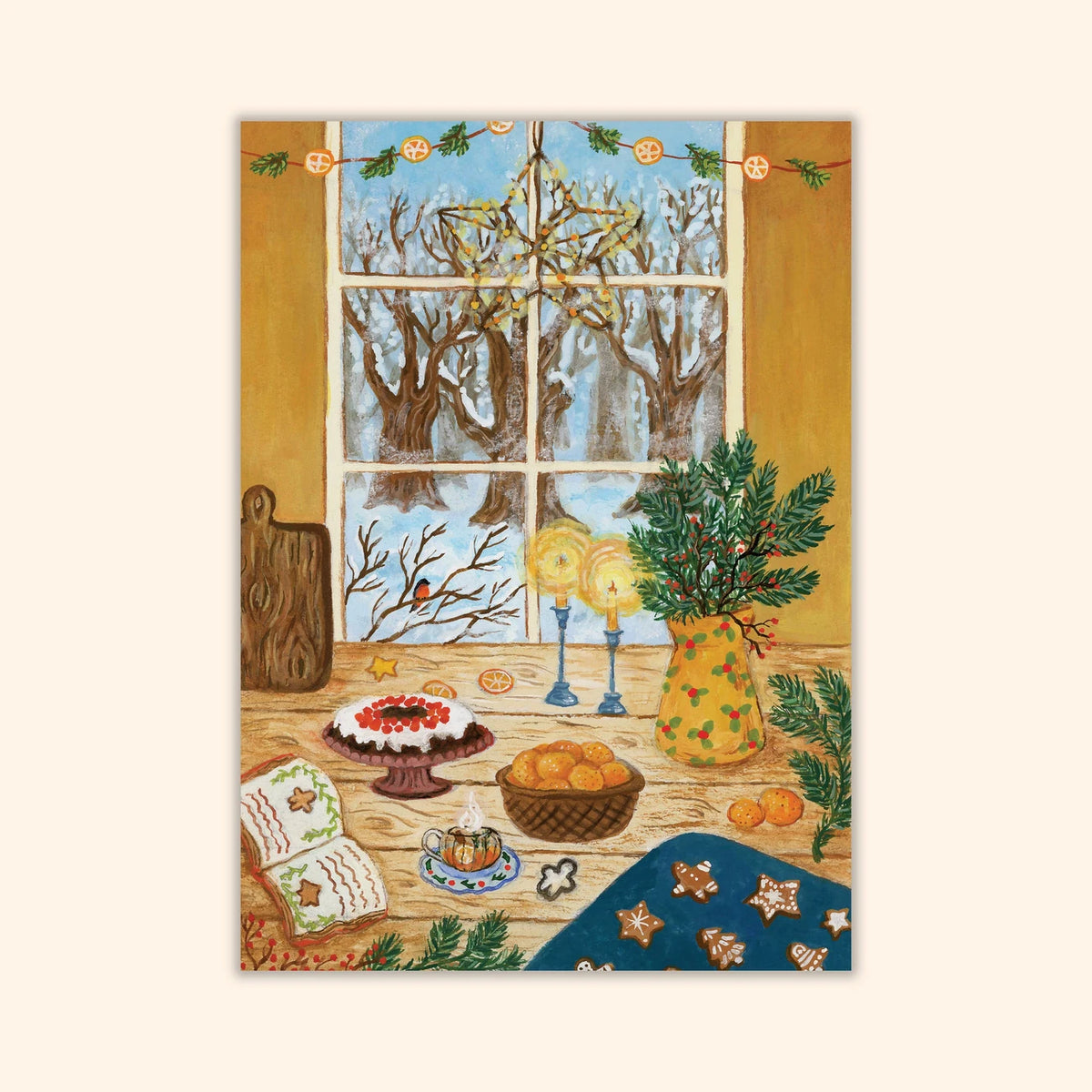 Postkarte Mohnkuchen von Asia Spettel A6: ein Tisch am Fenster mit Mohnkuchen, Mandarinen, Kerzen, Tannenzweigen und einem aufgeschlagenen Buch, draußen kahle Bäume