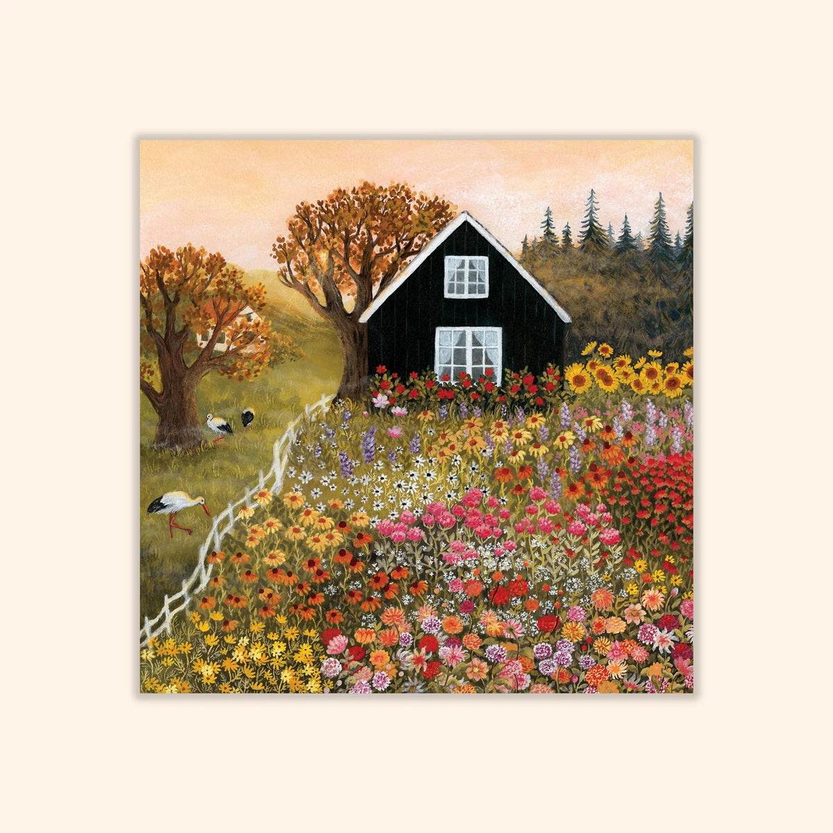 Postkarte Spätsommertage von Asia Spettel 12 x 12 cm: ein schwarzes Haus auf einem Hügel über einem Blumenfeld mit Sonnenblumen und Zinnien, ein weißer Zaun und Herbstbäume