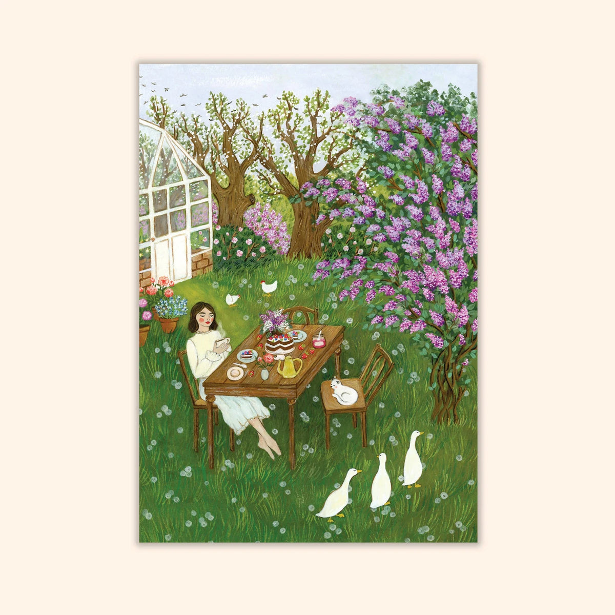 Postkarte Unter dem Flieder von Asia Spettel A6: jemand sitzt mit Tee und Kuchen an einem Gartentisch unter blühendem Flieder, weiße Gänse laufen über die Wiese