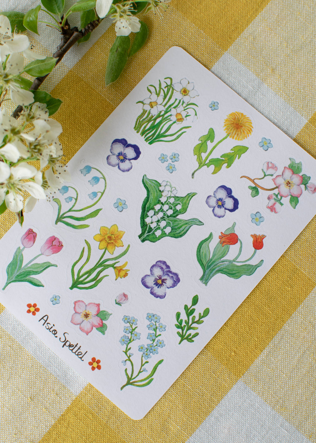 Stickerbogen Frühlingsblumen von Asia Spettel A6, auf kariertem Tuch