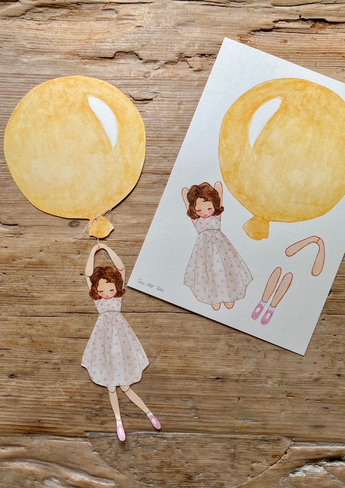 Bastelbogen Mobile Mädchen mit gelbem Ballon von Tall Hat Tales, Mädchen im weißen Kleid hängt am gelben Ballon