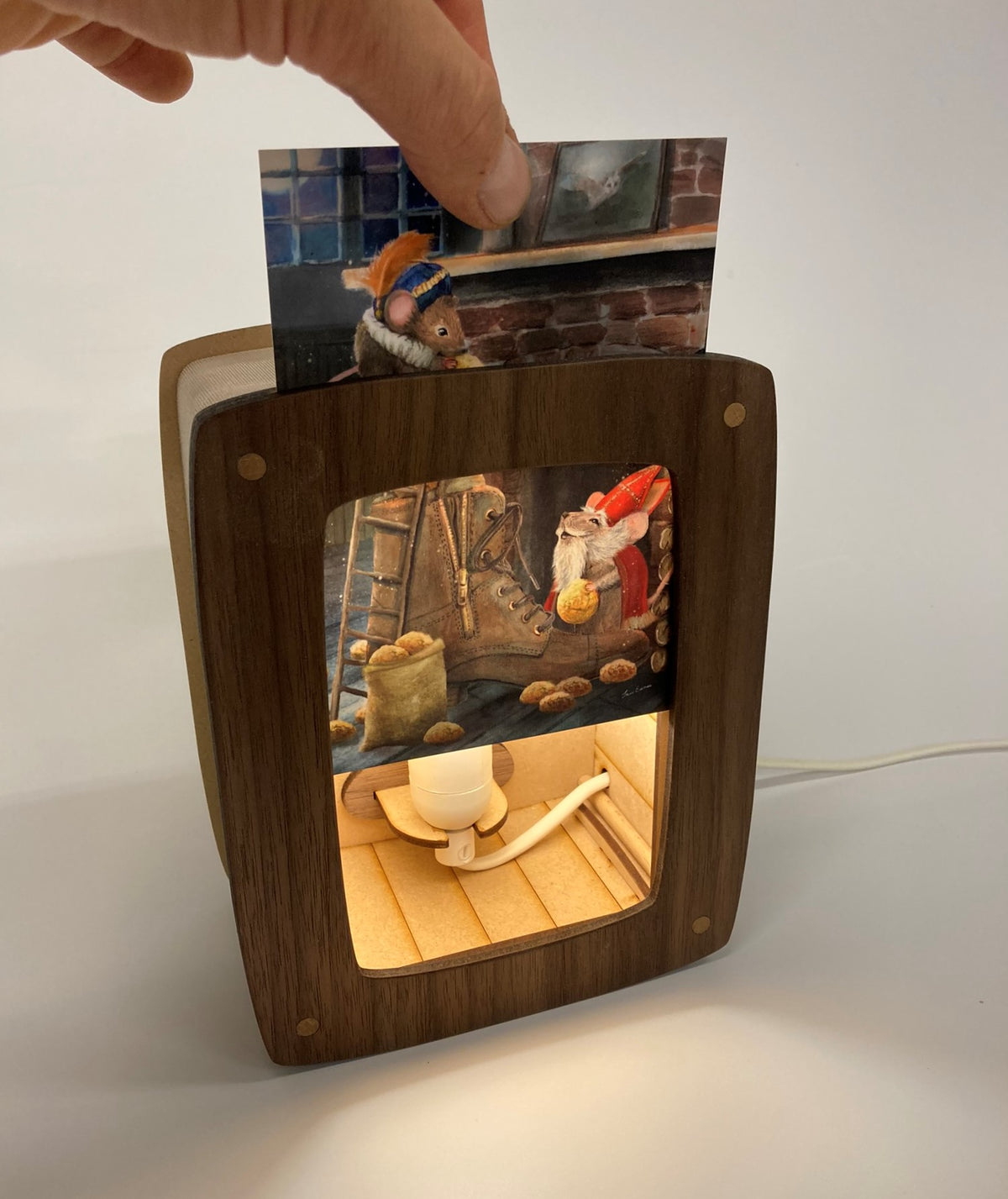 Postkartenlampe aus Holz mit leuchtender Postkarte, Ansicht 9