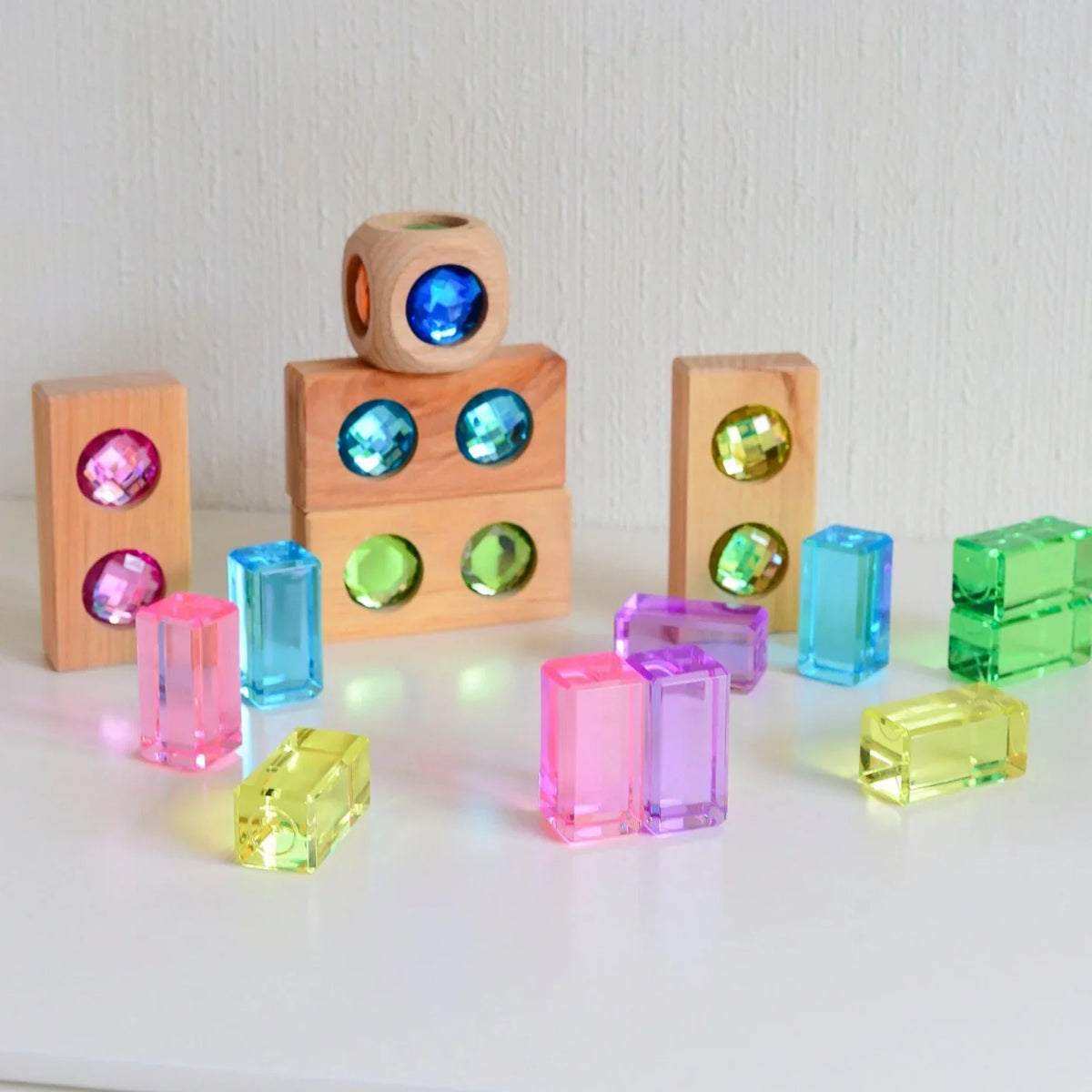 Bauspiel Farbstraße Pastell, kleines Bauwerk aus Holzquadern mit Funkelsteinen und Lichtbauquadern