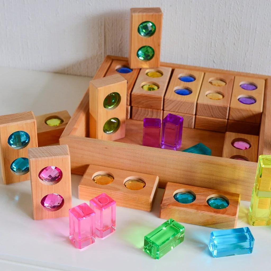 Bauspiel Farbstraße Pastell, Holzquader mit Funkelsteinen im Kasten und Lichtbauquader in Pastell davor