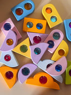 Bauspiel Märchenfenster Pastell im Detail, Fenster in Rosa, Flieder, Gelb, Orange und Blau mit facettierten Funkelsteinen