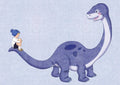 Postkarte Bronto-Junge von Belle & Boo A6, ein Junge sitzt auf dem langen Hals eines lila Brontosaurus vor blauem Grund