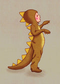 Postkarte Gebrüll von Belle & Boo A6, ein Kind im Dinosaurierkostüm brüllt mit aller Kraft vor sandfarbenem Grund
