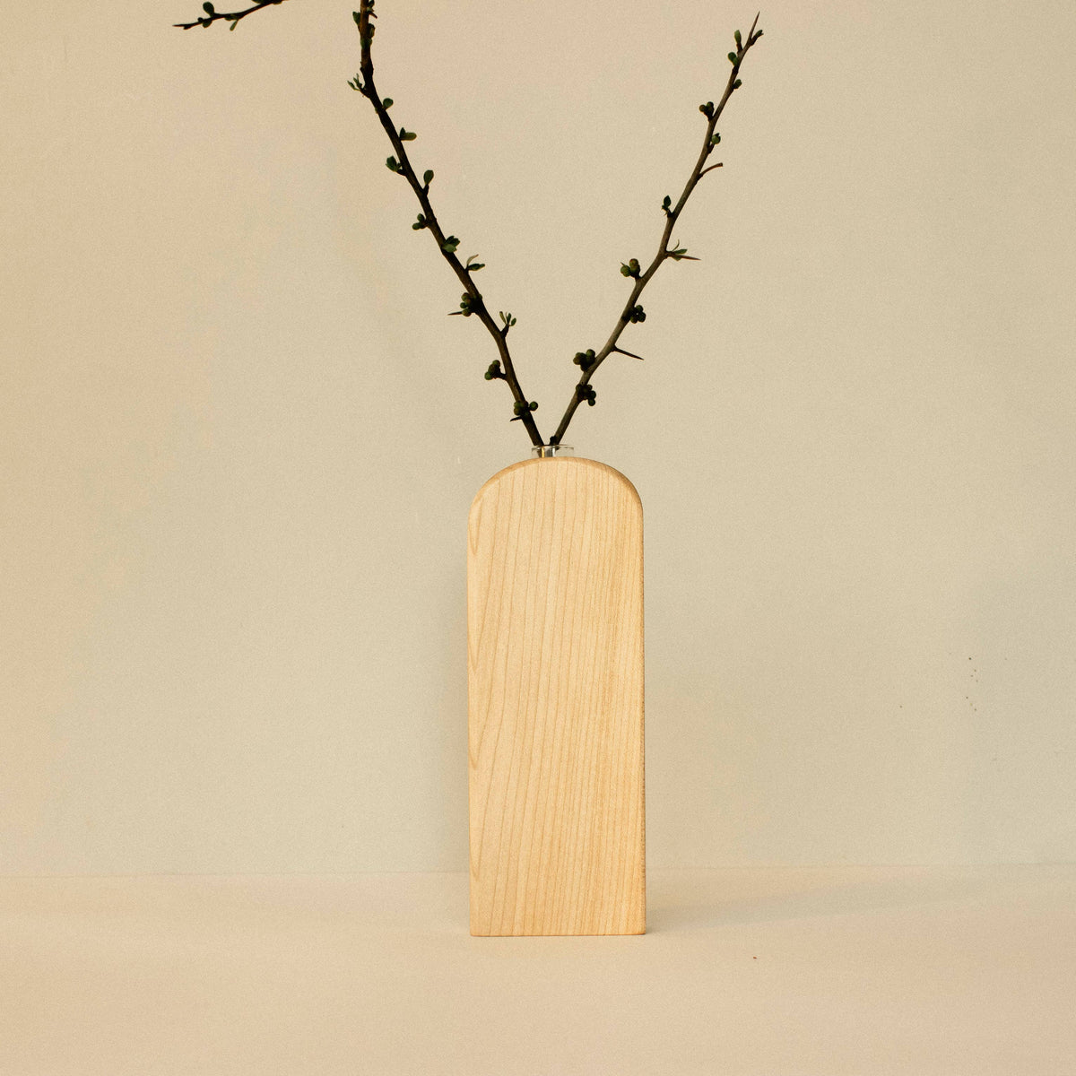 Flacher Blumenhalter Nr. 02 aus Holz von Wooden Story, 17,5 cm