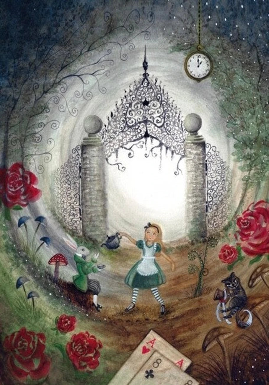 Postkarte Alice im Wunderland von Bijdehansje A6, Alice vor einem schmiedeeisernen Tor, rote Rosen, Taschenuhr, Spielkarten und Kaninchen