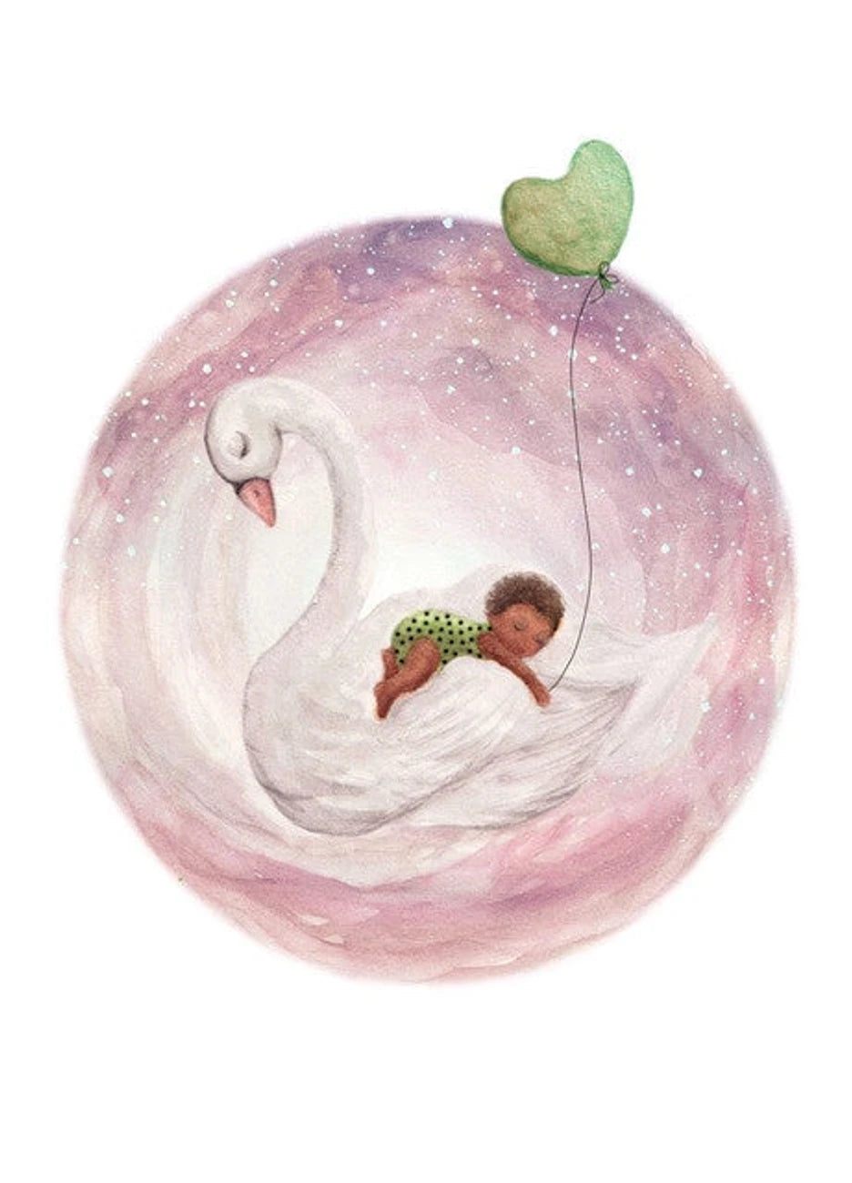 Postkarte Baby rosa von Bijdehansje A6, Baby schläft auf einem weißen Schwan, darüber ein grünes Herz, rosa Kreis