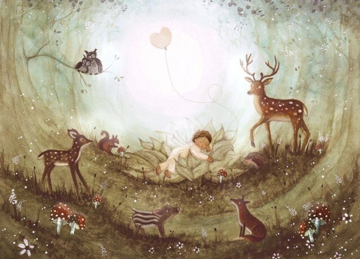 Postkarte Baby Traum von Bijdehansje A6, Baby schläft auf einer Waldlichtung, umgeben von Rehen, Eule, Hase und kleinen Pilzen