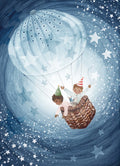Postkarte Bis zum Mond und zurück von Bijdehansje A6, Zwei Kinder mit Partyhüten im Korb eines Heißluftballons im blauen Sternenhimmel