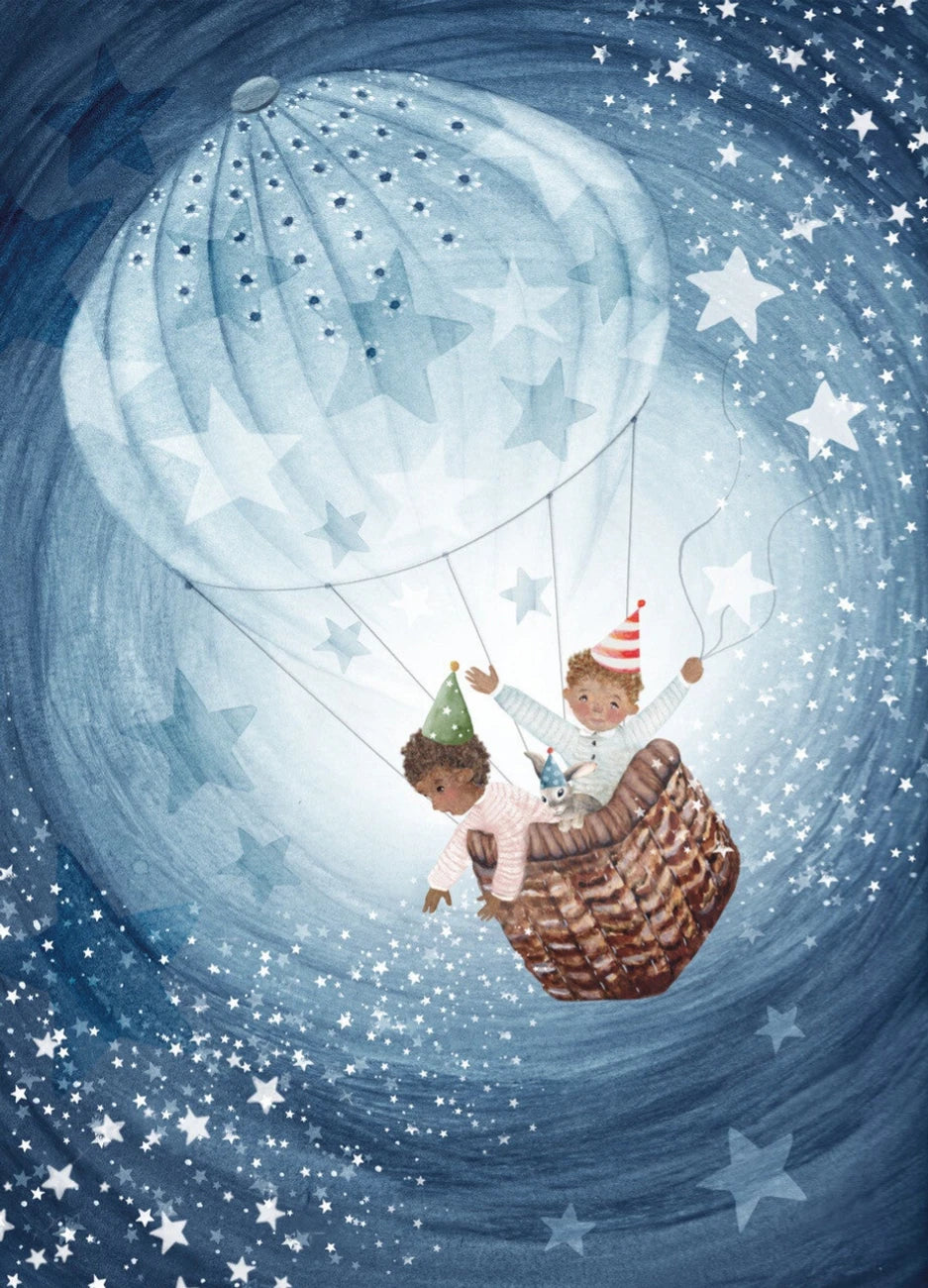 Postkarte Bis zum Mond und zurück von Bijdehansje A6, Zwei Kinder mit Partyhüten im Korb eines Heißluftballons im blauen Sternenhimmel