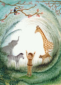 Postkarte Dschungel von Bijdehansje A6, Kind im gestreiften Anzug jubelt zwischen Elefant, Giraffe, Zebra und Gepard, im Baum ein Tukan