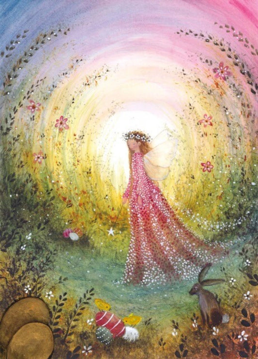Postkarte Funkelnder Frühling von Bijdehansje A6, Gestalt im rosa Kleid geht durch eine Blumenwiese, ein Hase und Ostereier im Gras