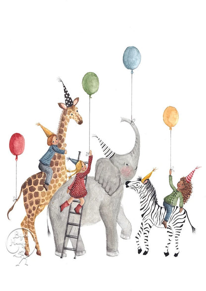 Postkarte Geburtstagsfeier von Bijdehansje A6, Kinder mit Partyhüten reiten auf Giraffe, Elefant und Zebra, darüber bunte Luftballons