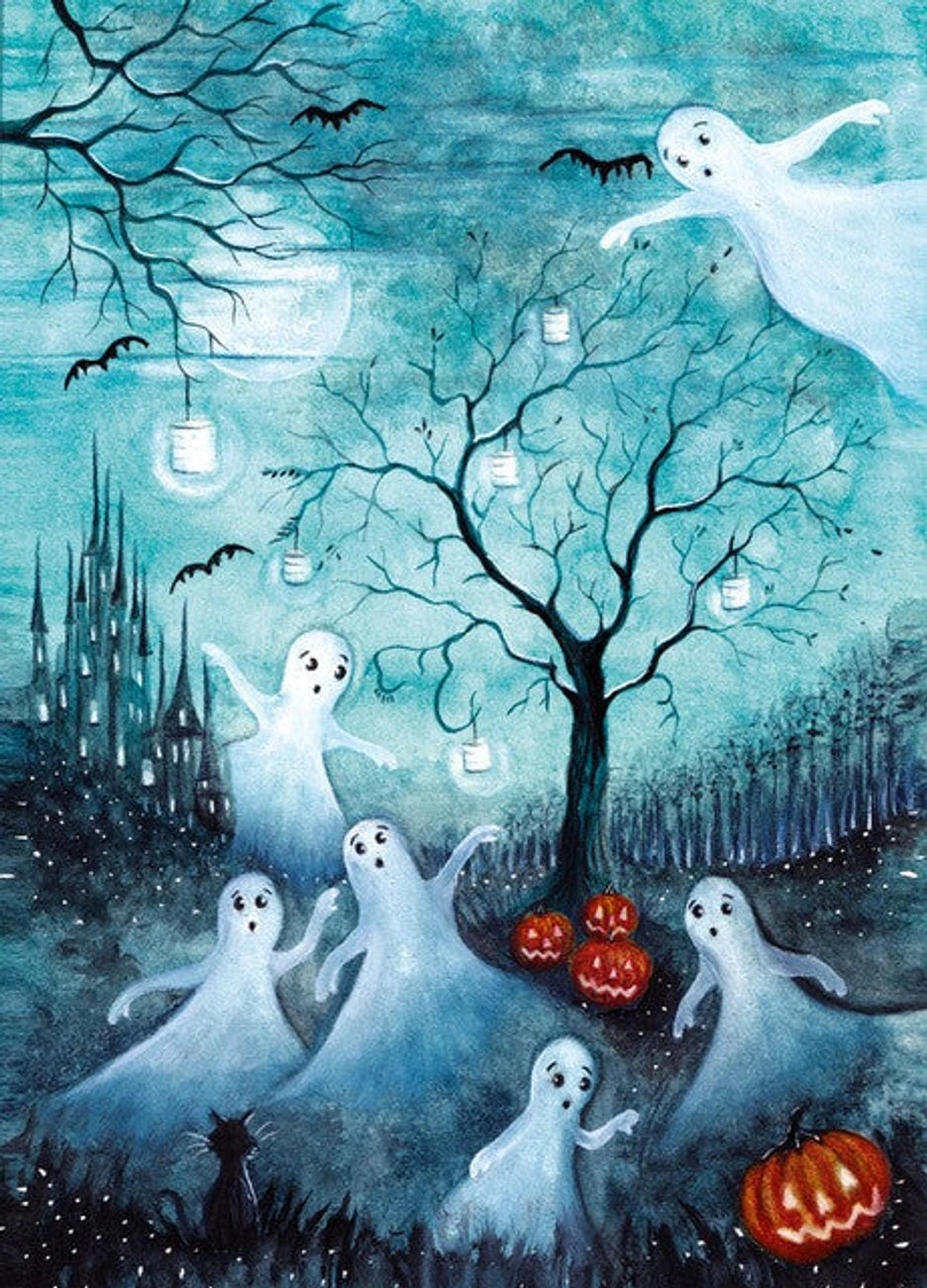 Postkarte Gruseliges Halloween von Bijdehansje A6, Freundliche Gespenster um einen Baum mit Laternen, Kürbisse und Fledermäuse im Mondlicht
