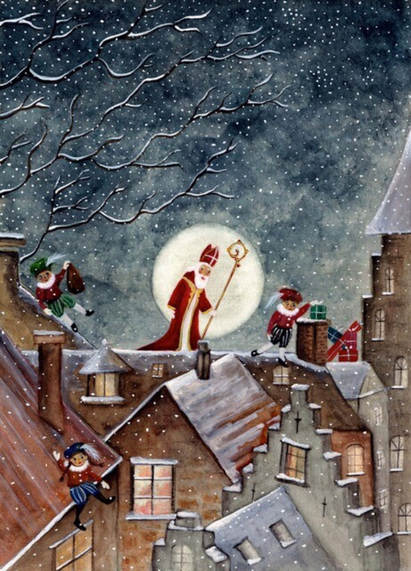 Postkarte Heilig von Bijdehansje A6, Nikolaus mit Stab vor dem Vollmond auf verschneiten Dächern, Helfer klettern mit Geschenken an den Schornsteinen