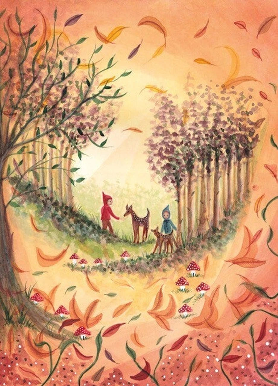 Postkarte Herbst von Bijdehansje A6, Kinder und Rehe auf einem Waldweg im Herbst, rote Blätter wirbeln durch die Luft