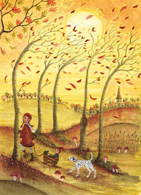 Postkarte Herbstspaß von Bijdehansje A6, Kind mit Hunden auf einem Herbstspaziergang, goldene Blätter fliegen, Kirchturm in der Ferne
