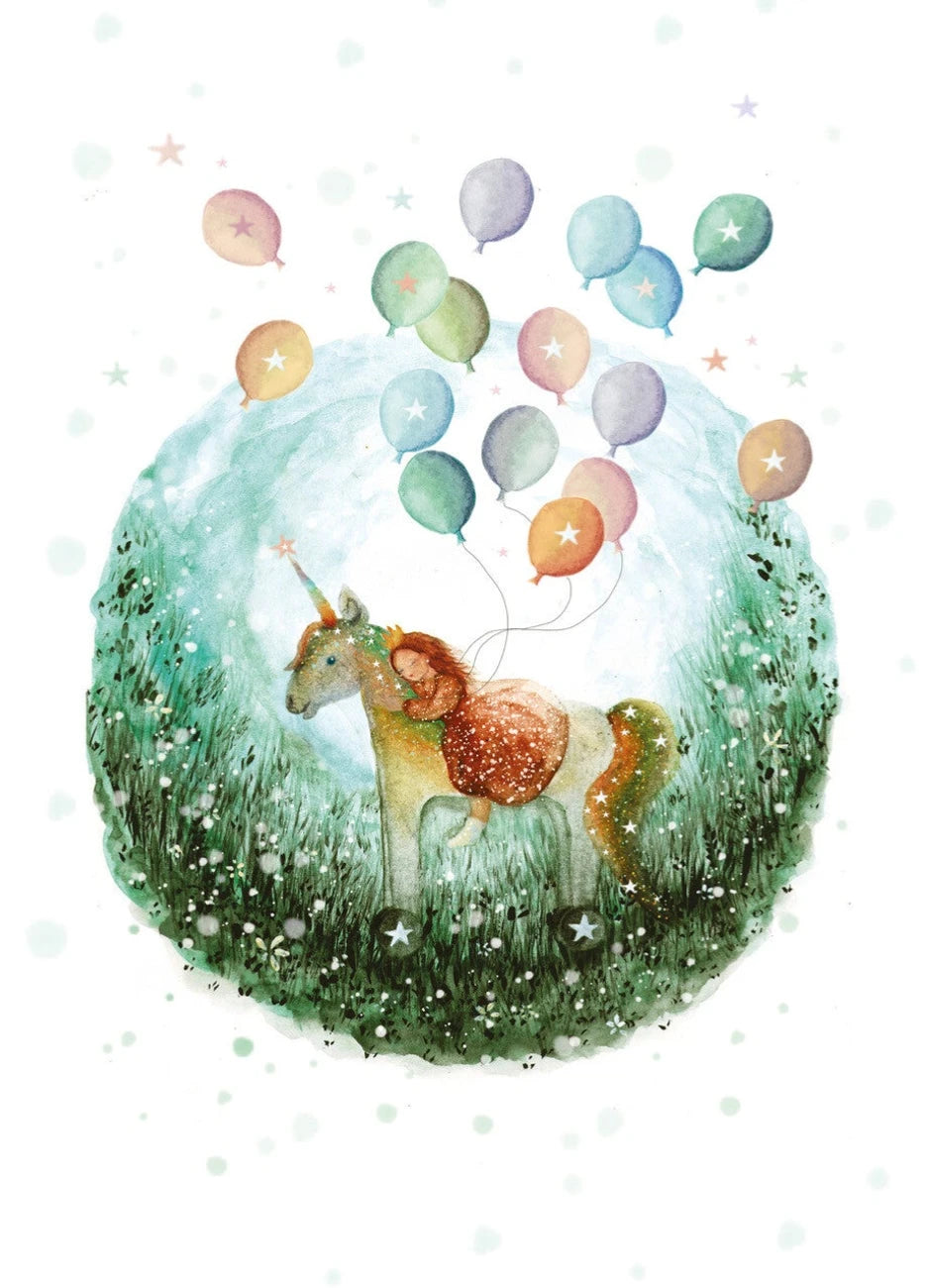 Postkarte Hip Hip Hurra von Bijdehansje A6, Kind mit Einhorn in einer grünen Blumenkugel, darüber viele bunte Luftballons