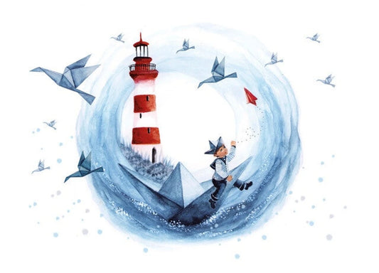Postkarte Junge Ahoi von Bijdehansje A6, Kind in einem Papierboot auf einer blauen Welle, dahinter ein rot-weißer Leuchtturm und Möwen