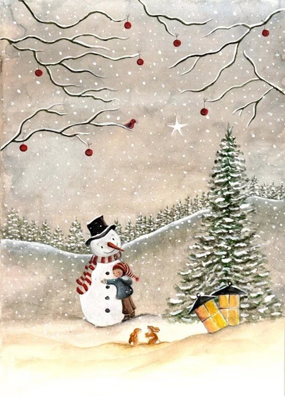 Postkarte Kind mit Schneemann von Bijdehansje A6, Kind umarmt einen Schneemann im Schnee, daneben Tanne, Laterne und rote Beeren