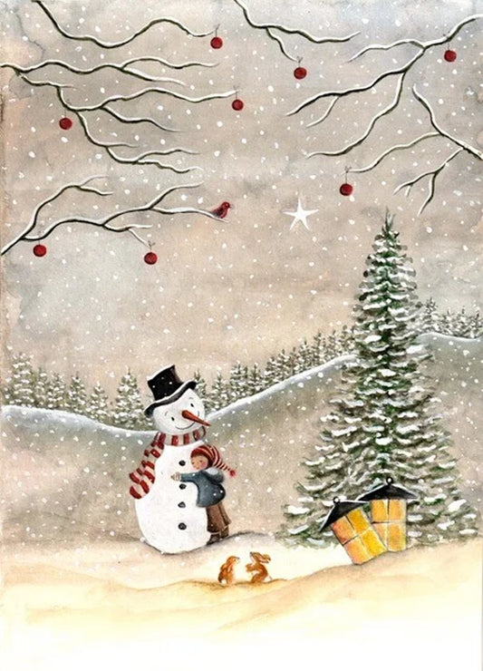Postkarte Kind mit Schneemann von Bijdehansje A6, Kind umarmt einen Schneemann im Schnee, daneben Tanne, Laterne und rote Beeren